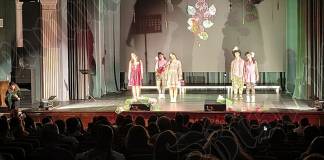 FOTO/VIDEO: Liceenii trupei de teatru Corint, într-un spectacol alert, cu replici savuroase și splendide momente muzicale