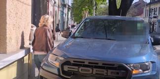 Paradoxul celor „doar 5 minute”: Șoferul unui Ford Raptor, sancționat după o parcare nonșalantă pe trotuar