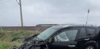 Mașină lovită de trenul personal Bistrița – Cluj Napoca, în Agrișu de Jos