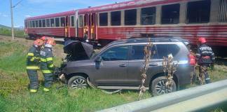 FOTO/VIDEO: Mașină lovită de tren, pe Groapa Sărății!
