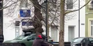 Poliția Locală despre cerșetorii care au transformat Piața Mică în casă și toaletă: „Suntem pe capul lor, dar legal nu-i putem face să dispară”