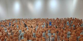 „Corul inocenților”, proiectul unui artist bistrițean, format din aproape 1000 de figurine ajunge în Anglia!