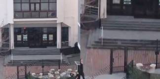 VIDEO: Încătușat și băgat în mașina poliției, aseară, în fața Complexului Winmarkt