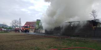 FOTO – Grajd cuprins de flăcări în Cristeștii Ciceului: Bărbat cu arsuri, utilaje agricole distruse, două animale surprinse la interior