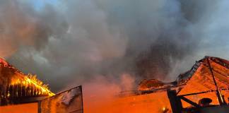 FOTO/VIDEO – Hală și grajd, cuprinse de flăcări, la Cepari! Proprietarul a suferit arsuri