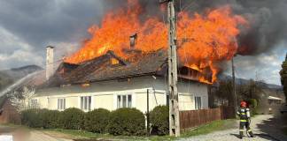 FOTO/VIDEO Un incendiu violent a mistuit agoniseala de-o viață a două familii din Josenii Bârgăului! Pompierii, îngreunați de mașini parcate aiurea