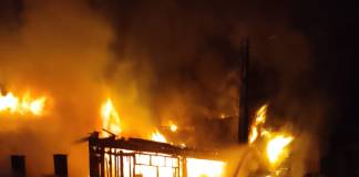 FOTO – Un incendiu a mistuit o gospodărie din Maieru: o butelie cu gaz a explodat