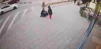 VIDEO: Scandalagiul din fața Complexului Winmarkt a vrut să înjunghie o femeie însărcinată cu șurubelnița!