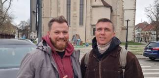 Max și Vadim, tinerii ucraineni pasionați de muzică, ce v-au încântat cu chitara și saxofonul: ”Ne place Bistrița! Mai venim!”