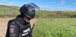 FOTO: A găsit muniție neexplodată din Al Doilea Război Mondial și a aruncat-o spre o altă persoană