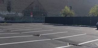 FOTO: Parcarea de pe Bistricioarei, mai mult goală! Mașinile bistrițenilor, pe trotuare