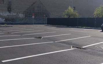 FOTO: Parcarea de pe Bistricioarei, mai mult goală! Mașinile bistrițenilor, pe trotuare