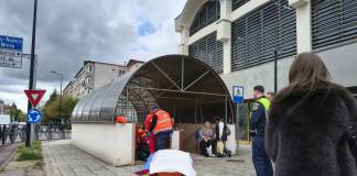 BISTRIȚA: Persoană în stare de inconștiență după ce a căzut pe scările rulante ale pasajului subteran din Decebal