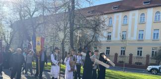 FOTO/VIDEO Mii de bistrițeni au luat parte de Procesiunea de Florii: un tricolor uriaș i-a însoțit prin centrul Bistriței