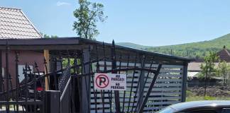FOTO: Un bărbat din Chintelnic a intrat cu mașina în poarta unui consătean!