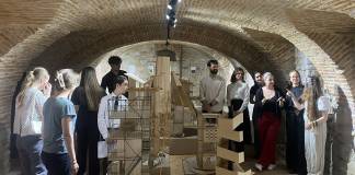 FOTO/VIDEO – „Turnul de semnalizare”: Inedită expoziție de machete realizate de studenții Facultății de Arhitectură (UTCN), la Muzeul din Bistrița