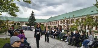 FOTO/VIDEO: Inedită paradă de modă, organizată de Liceul „Corneliu Baba”, în proiectul Erasmus K+ „ART is green”