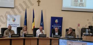 VIDEO: Pietrari din Italia, invitați la Bistrița pentru ansamblul Sugălete. Notificări pentru proprietarii din centrul orașului: „Un an de zile pentru intrarea în legalitate!”