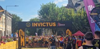 FOTO/VIDEO: În cărucioare cu rotile, cu cărucior cu copii mici, din Bistrița sau din străinătate, mii de persoane aleargă azi la Semimaratonul INVINCTUS