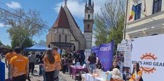 FOTO: Demonstrații de robotică, roata norocului și mișcare, pe Pietonal! Ziua Tineretului, în toi