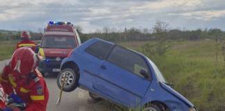 Mogoșeni: Bărbat de 80 de ani, rănit după ce autoturismul a ieșit de pe carosabil în câmp