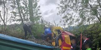 FOTO – Ilva Mare: Un camion care transporta piatră s-a răsturnat! Șoferul e blocat în cabină