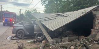 Rebrișoara: Grav accident rutier – un autoturism cu doi tineri a intrat în plin într-un garaj