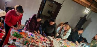 FOTO – Magie din ață și nasturi: Cum puteți ajuta comunitatea de handmade din Bistrița să aducă zâmbete bunicilor și copilașilor nevoiași