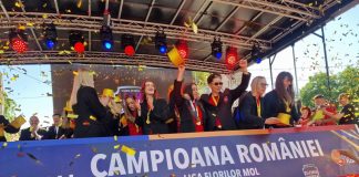 FOTO/VIDEO: Echipa de handbal Gloria Bistrița, așteptată cu urale, imnuri și aplauze, în inima Bistriței