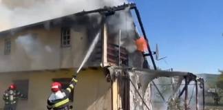 VIDEO: Casă cuprinsă de flăcări, la Unirea