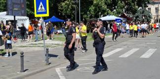 VIDEO – FRUMOS: Un jandarm a dus în brațe o concurentă accidentată la Semimaratonul INVINCTUS