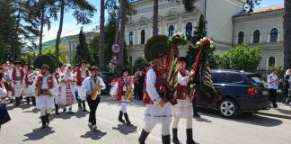 Spectacolul costumelor populare, pe străzile din Năsăud! Maialul Elevilor Năsăudeni, păstrat cu sfințenie de 140 de ani