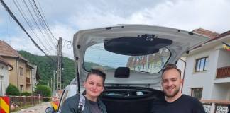 FOTO – Super-gest făcut de un cuplu, la nuntă: invitații au fost rugați să vină cu rechizițe școlare în loc de flori. Acestea au ajuns la copii fără posibilități