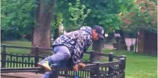 Individul care „pescuia” peștii din iazul din Parcul Municipal cu o plasă, un cunoscut al polițiștilor locali…