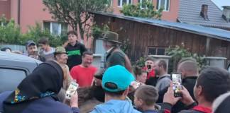 Ursul împușcat la Bichigiu a fost dus în centrul satului și lovit și batjocorit de localnici