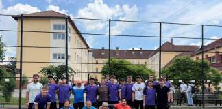 FOTO – Tradiția continuă: Absolvenții Colegiului „Andrei Mureșanu” au câștigat meciul de fotbal în amicalul de onoare cu profesorii