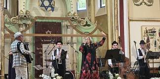 FOTO/VIDEO: Maia Morgenstern, la Sinagoga din Bistrița, alături de Bucharest Klezmer Band: Explozie de energie și exuberanță