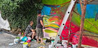 FOTO/VIDEO – Prima pictură murală, în aceste zile la Bistrița: Radu Hangan și Paul Târziu, profesori la Liceul „Corneliu Baba”, despre inedita provocare
