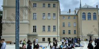 FOTO/VIDEO – Clubul Impact SmartAct Liviu Rebreanu a dat tonul distracției: Sute de elevi au transformat curtea colegiului într-un picnic sustenabil