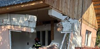 FOTO – Blăjenii de Sus: A intrat cu mașina în peretele unei case