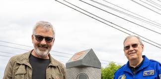 EMOȚIONANT moment: O bornă Via Transilvanica dezvelită în prezența cosmonautului român Dumitru Prunariu, în timp ce Forțele Aeriene survolau cerul