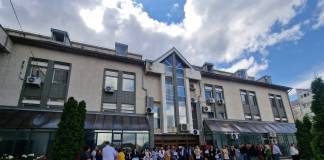 FOTO: Protest spontan la Finanțe! Ar urma să le taie câte 2.000 de lei din salariu
