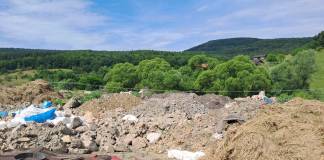 FOTO- Cursurile de apă din Bistrița și de pe Valea Bârgăului, pline de gunoaie: moloz pe o lungime de un kilometru