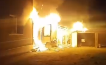 VIDEO: Devastator incendiu, azi-noapte, în Dumitra. Totul a pornit de la un cablu electric