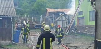 Casa mistuită de flăcări, ieri, în Viișoara – locuința unei educatoare de la ”Trenulețul veseliei”. AJUTĂM?