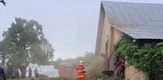 VIDEO – Incendiu la un grajd din Ruștior: intervin pompierii militari și voluntari din trei localități