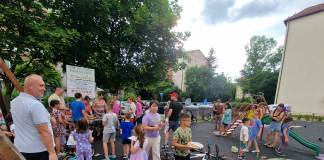 FOTO/VIDEO: Minunată comunitate, pe Aleea Ghiocelului! Au sărbătorit finalul de an școlar cu clătite și limonadă