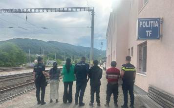 Au refuzat să plătească biletul, au agresat personalul CFR și au lovit trenul cu pietre. Poliția a trecut la rețineri!
