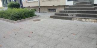 La un pas de tragedie: O țiglă de pe acoperișul unui bloc din Bistrița a căzut milimetric pe lângă un bărbat