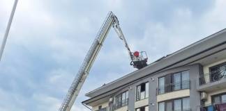 BISTRIȚA: A vrut să repare fisura din tavan și a dat foc la acoperișul blocului